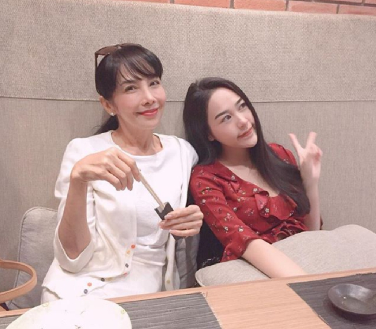 เหลียวหลังมองคอแทบเคล็ด!!! ส่องความสวย "น้ำตาล" ลูกสาวบุญธรรมของ "ตั๊ก มยุรา" ล่าสุดโตเป็นสาวสวย บอกเลยว่านางเอกแถวหน้ามีสั่นคลอน !?