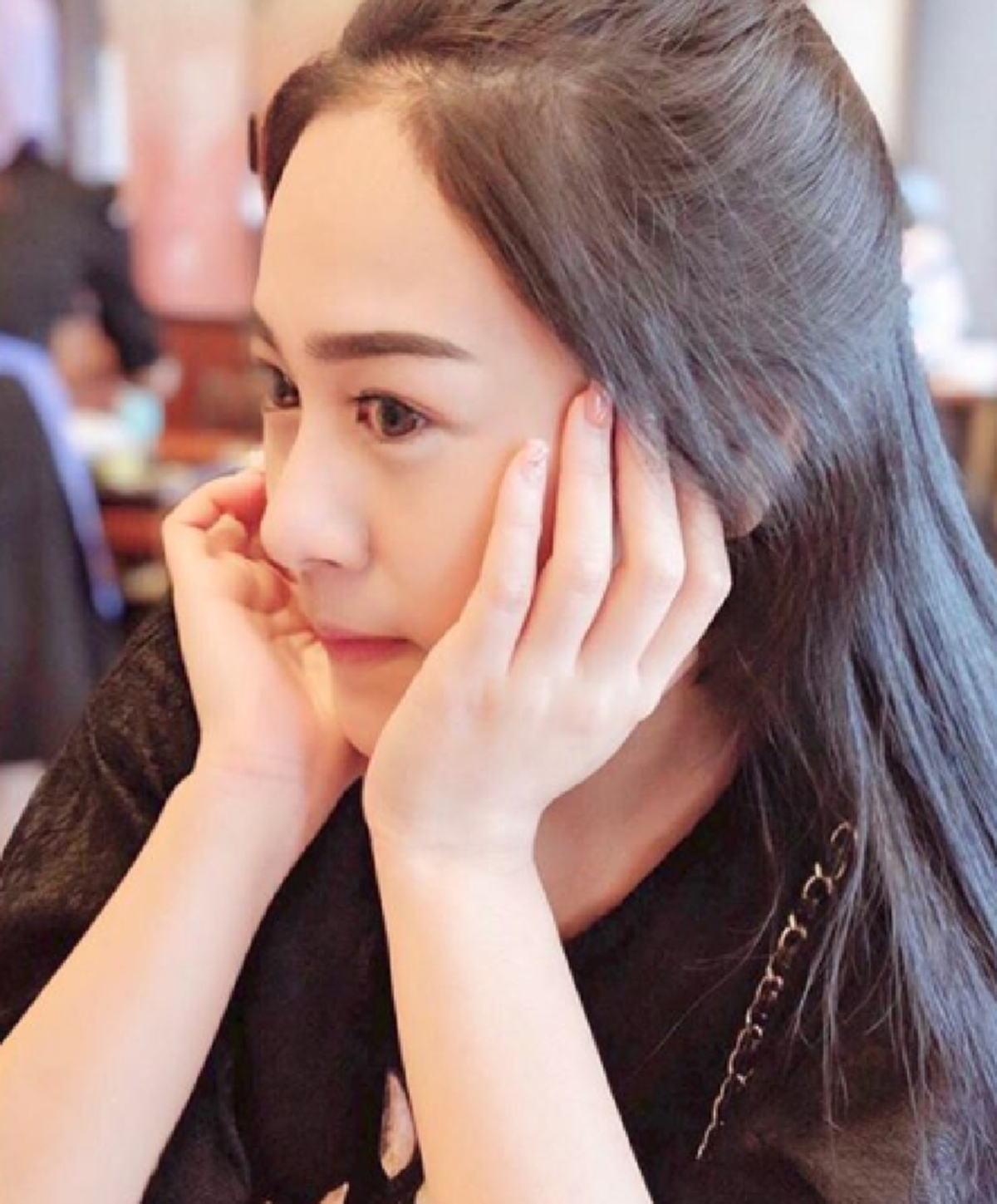 เหลียวหลังมองคอแทบเคล็ด!!! ส่องความสวย "น้ำตาล" ลูกสาวบุญธรรมของ "ตั๊ก มยุรา" ล่าสุดโตเป็นสาวสวย บอกเลยว่านางเอกแถวหน้ามีสั่นคลอน !?