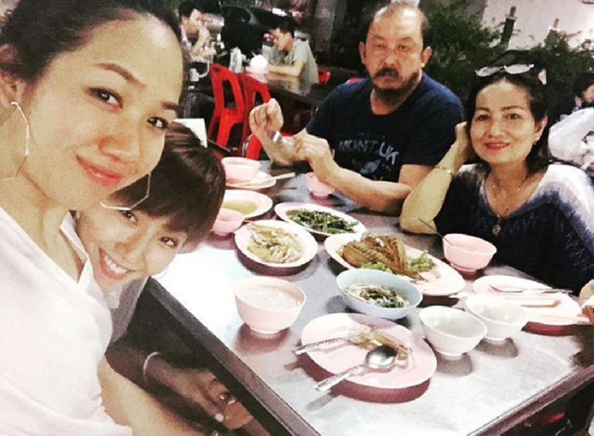 *ขยี้ตาวนไป!!! เปิดภาพล่าสุด ลูกสาวอดีตพระเอกชื่อดัง "โกวิทย์ วัฒนกุล" ที่ไม่เคยมีใครเห็นมาก่อน บอกเลยแต่ละคนสวยเก่งดีกรีไม่ธรรมดา!!!