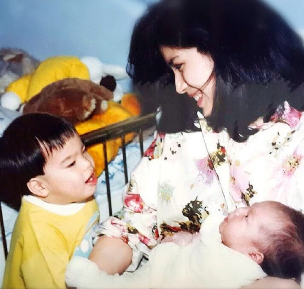 *เปิดภาพล่าสุด "อดีตภรรยา"และ "ลูก" ของสามี "กบ ปภัสรา" บอกเลยแต่ละคนดีกรีไม่ธรรมดา!!! (ชมภาพ)