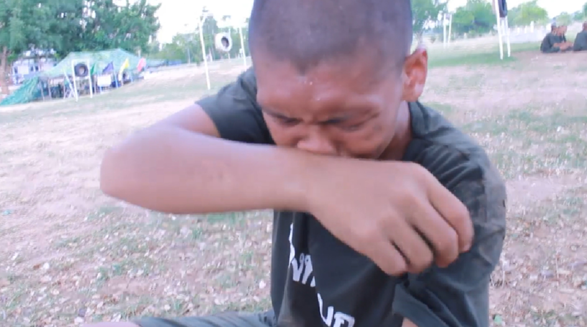 ร้องมันออกมาให้หมด!!! เปิดคลิปนาที "ครูฝึก" ปลอบใจ "ทหารหนุ่ม" ปล่อยโฮร่ำไห้คิดถึงบ้าน แต่ยังฝืนความรู้สึกตัวเองว่าไม่ได้เป็นอะไร!! (มีคลิป)