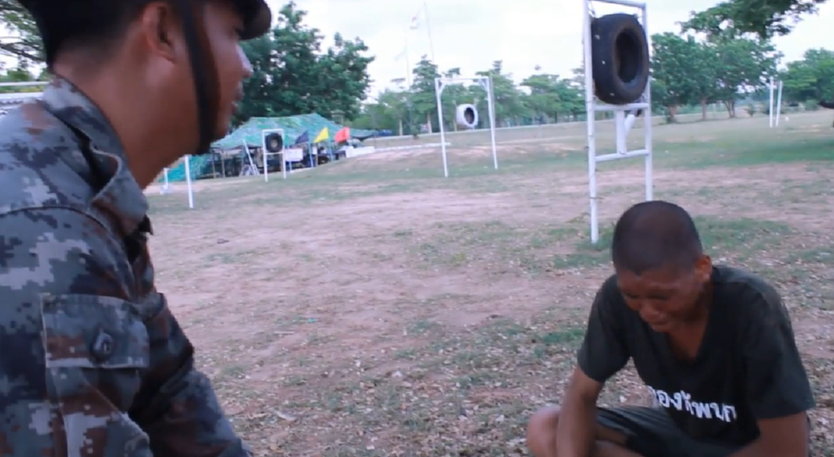 ร้องมันออกมาให้หมด!!! เปิดคลิปนาที "ครูฝึก" ปลอบใจ "ทหารหนุ่ม" ปล่อยโฮร่ำไห้คิดถึงบ้าน แต่ยังฝืนความรู้สึกตัวเองว่าไม่ได้เป็นอะไร!! (มีคลิป)