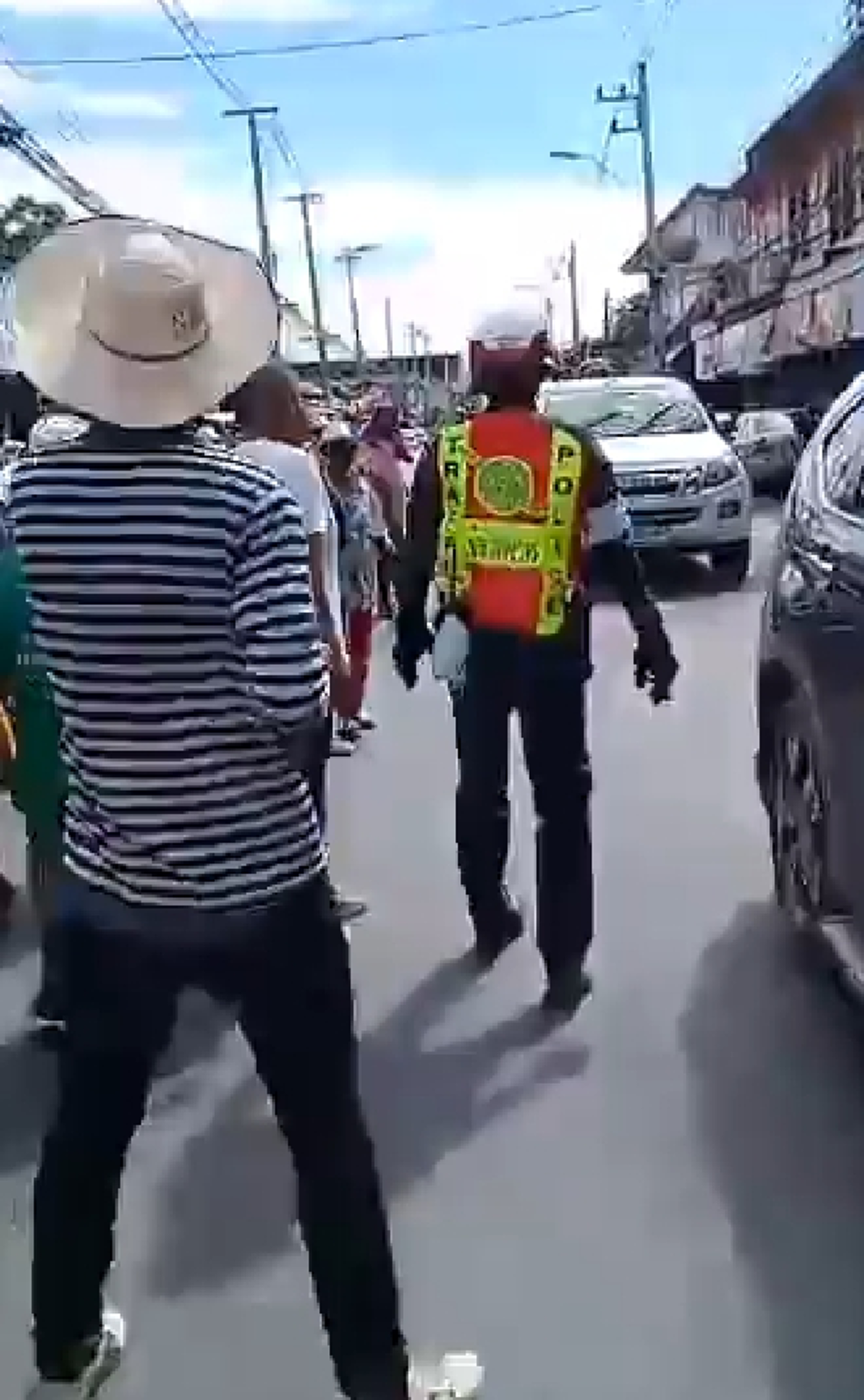 มันมากใช่ไหม?? เอ้าลุย!! เผยคลิปดนตรี มโหรีสุดมัน พอเหลือบเห็นคนข้างๆ ทำเอาอึ้งตาค้าง คุณตำรวจมันสุดๆ ไปเลยเจ้าค่ะ (ชมคลิป)