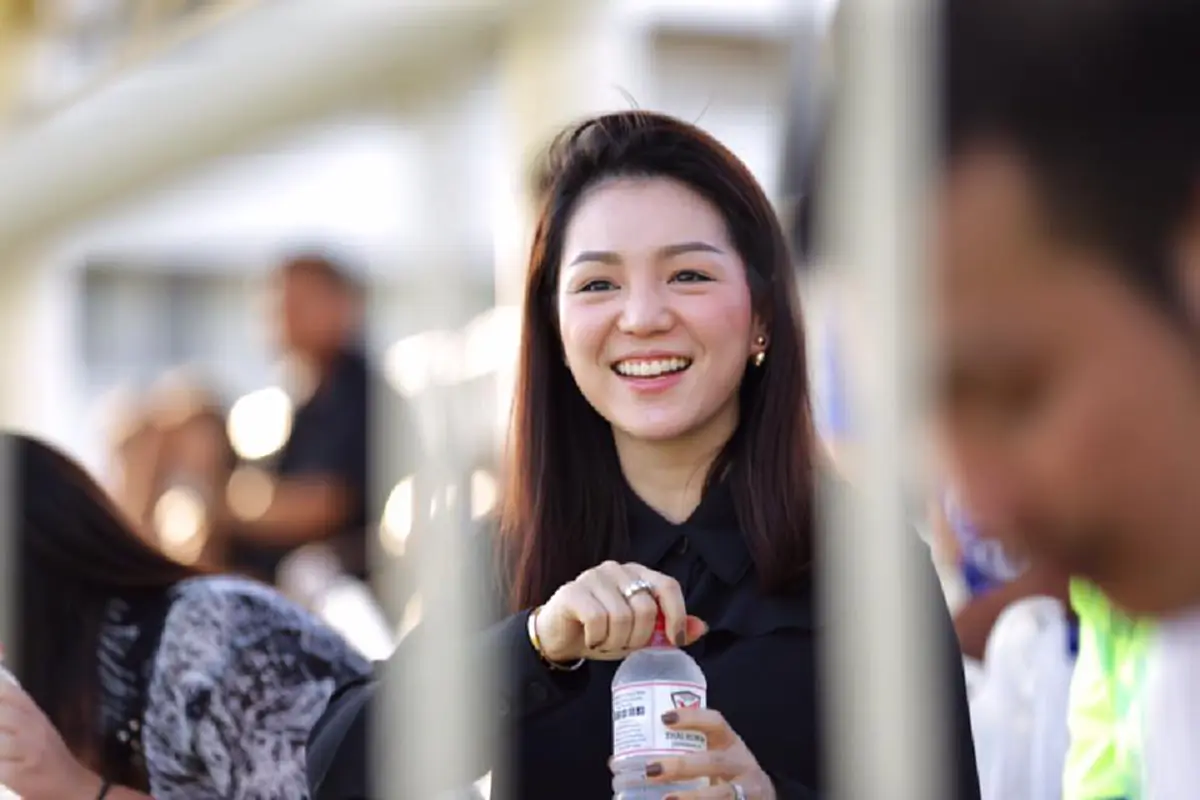 ภาพความน่ารัก และความสวย ความเก่ง ของเธอคนนี้ "มาดามเดียร์" วทันยา วงศ์โอภาสี อดีตผู้จัดการทีมชาติไทย รุ่นอายุไม่เกิน 23 ปี (เจอดี - คลิป)