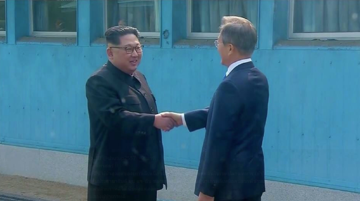 คลิปนาที"คิม จอง-อึน"ผู้นำเกาหลีเหนือ ก้าวข้ามเส้นแบ่งแดน 2 ชาติ เหยียบแผ่นดินเกาหลีใต้ จับมือ"ปธน.มุน แจ-อิน"ครั้งแรกในรอบ 65 ปี!??