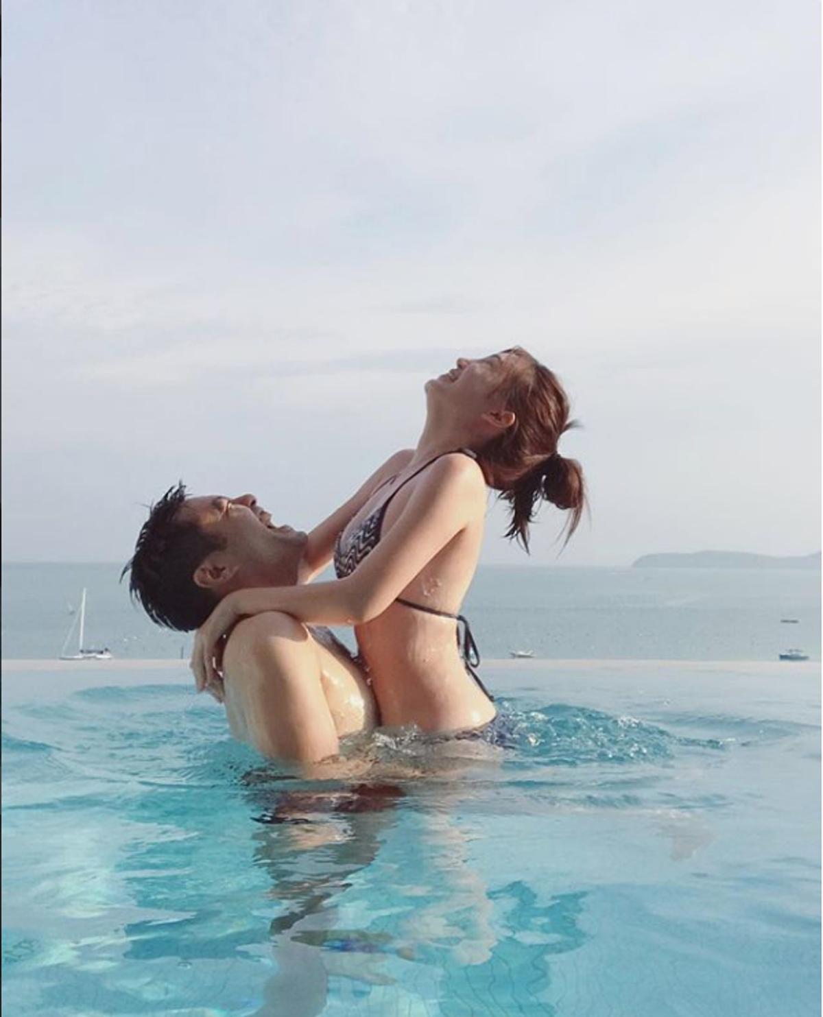 ลืมกันไปหรือยัง!!! เปิดภาพล่าสุด "อดีตดาราสาวชื่อดัง" หลังหายหน้าลาวงการไปพักใหญ่ ตอนนี้เป็นคุณแม่ไปแล้ว แต่ยังเซ็กซี่สุดพลัง!! (ชมภาพ)