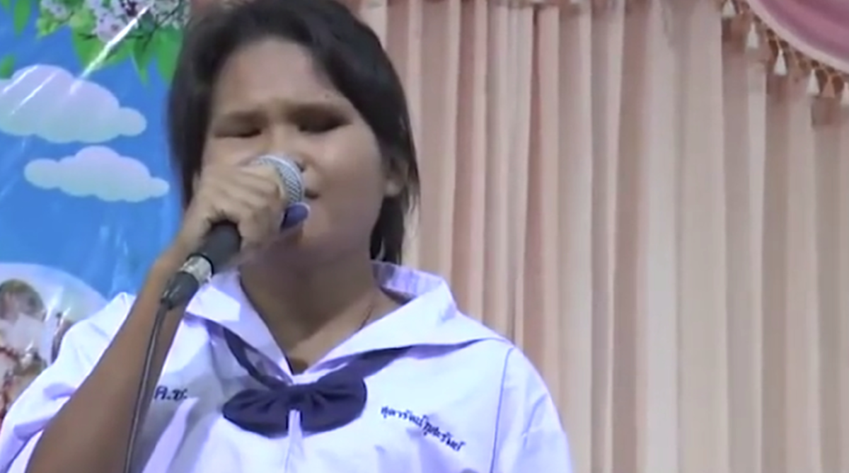 #น้ำตาท่วมโซเชียล!!เปิดคลิป"น้องฟ้า" ผู้พิการสายตา!! ร้องเพลง"หม้ายขันหมาก" จนชนะเลิศระดับประเทศ!! น้ำเสียงดี จนนักร้องมืออาชีพยังอาย (คลิป)