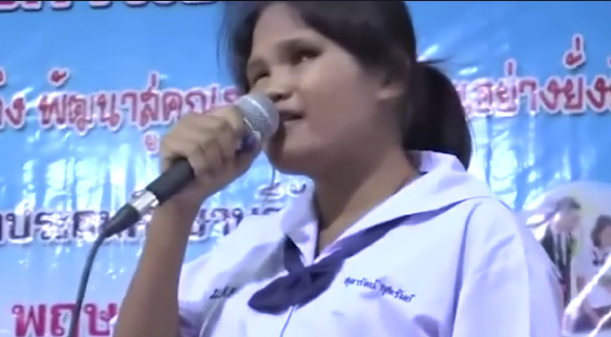 #น้ำตาท่วมโซเชียล!!เปิดคลิป"น้องฟ้า" ผู้พิการสายตา!! ร้องเพลง"หม้ายขันหมาก" จนชนะเลิศระดับประเทศ!! น้ำเสียงดี จนนักร้องมืออาชีพยังอาย (คลิป)