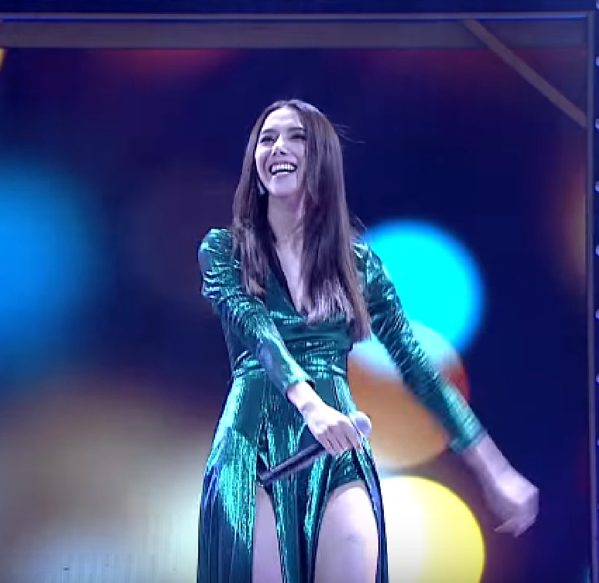 สะกดทุกสายตา!! เมื่อ "ไอซ์ อภิษฎา" หยิบไมค์ออกมา "แร็ปกลางเวที" บอกเลยโคตรอึ้ง "Rapper" ตัวจริงยังช็อก! เร่าร้อนสุดๆ (ชมคลิป)