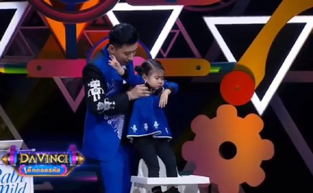 หลับน็อคกลางรายการ !! "น้องมายู" เหนื่อยล้าไม่มีแรง หลังโหมงานหนักเกินไป "หนุ่ม กรรชัย" ตะโกนเรียก "แม่เมย์" อุ้มออกไปด่วน !! (ชมคลิป)