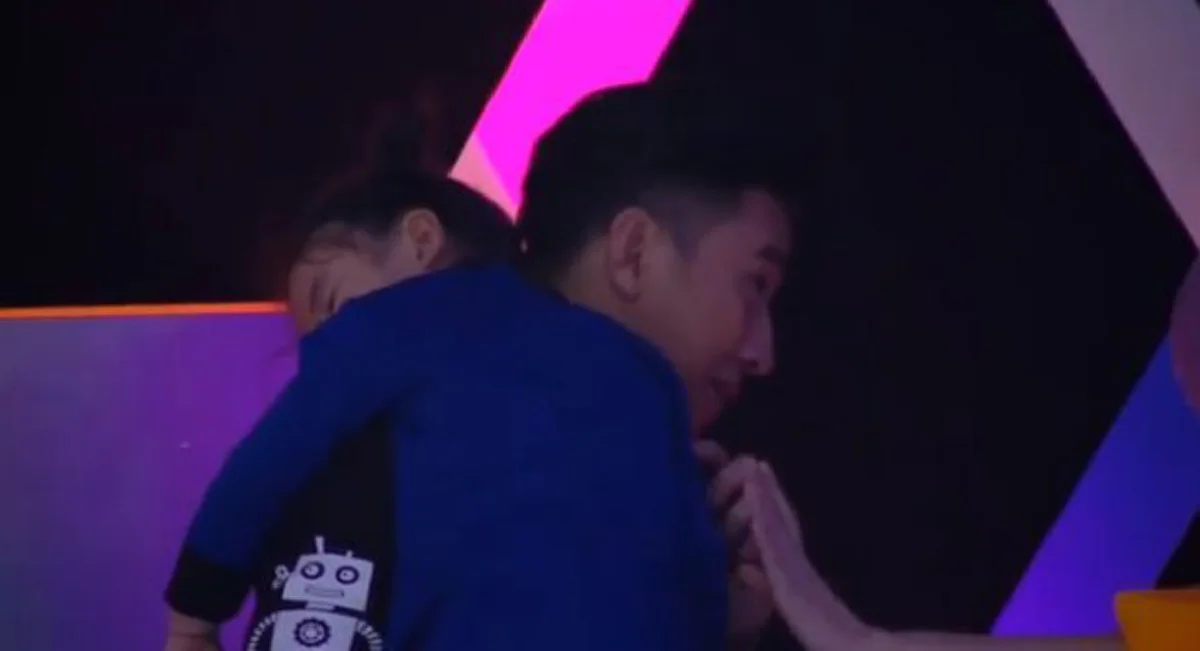 หลับน็อคกลางรายการ !! "น้องมายู" เหนื่อยล้าไม่มีแรง หลังโหมงานหนักเกินไป "หนุ่ม กรรชัย" ตะโกนเรียก "แม่เมย์" อุ้มออกไปด่วน !! (ชมคลิป)
