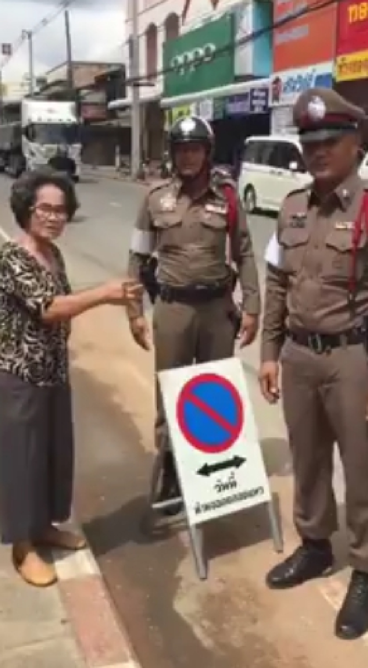 ยิ่งใหญ่จากไหน ผิดก็ต้องถูกจับ! แชร์สนั่น "คุณยายเน็ตไอดอล" สอนเชิง พวกทำผิดแต่ชอบด่าตำรวจ? จวก! พวกชอบโวยวาย งานนี้ได้ใจเต็มๆ (ชมคลิป)
