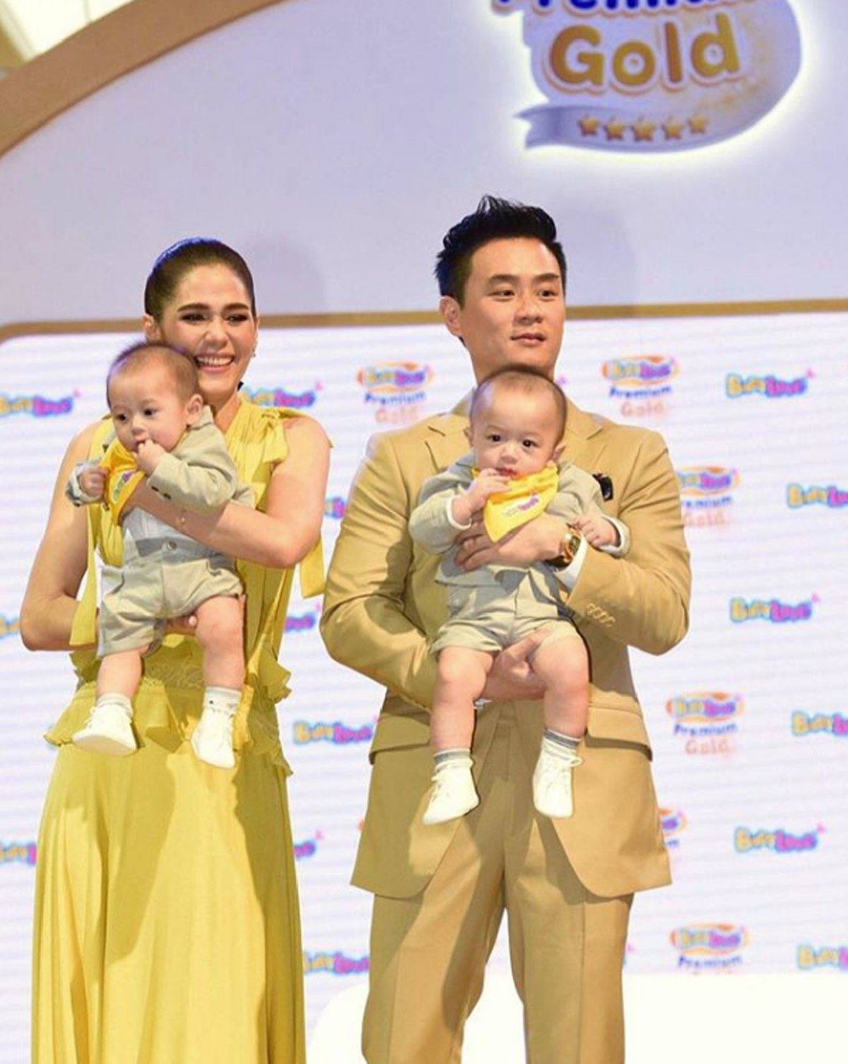 หัวอกของคนเป็นพ่อ!!! รวมภาพ "น็อต วิศรุต" กับความรักที่มีให้ลูกแฝด "สายฟ้า - พายุ" ทำแฟนคลับยิ้มตามทั้งโซเชียล!!? (ชมคลิป)
