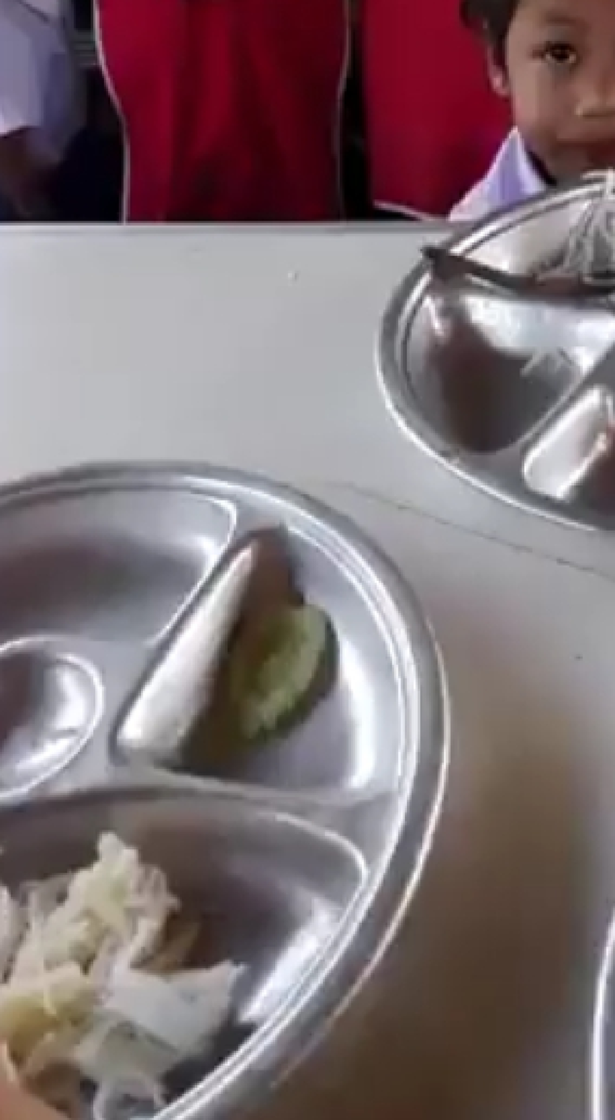 คนไทยเห็นด้วยหรือไม่!!! "จรูญ หยูทอง"ซัดหนัก เด็กอนุบาลที่ไหนเขาก็ให้กินขนมจีนกับน้ำปลา ไม่เห็นแปลกถ้ามีสมอง และไม่อคติจนเสียสติกันไปหมด!!!