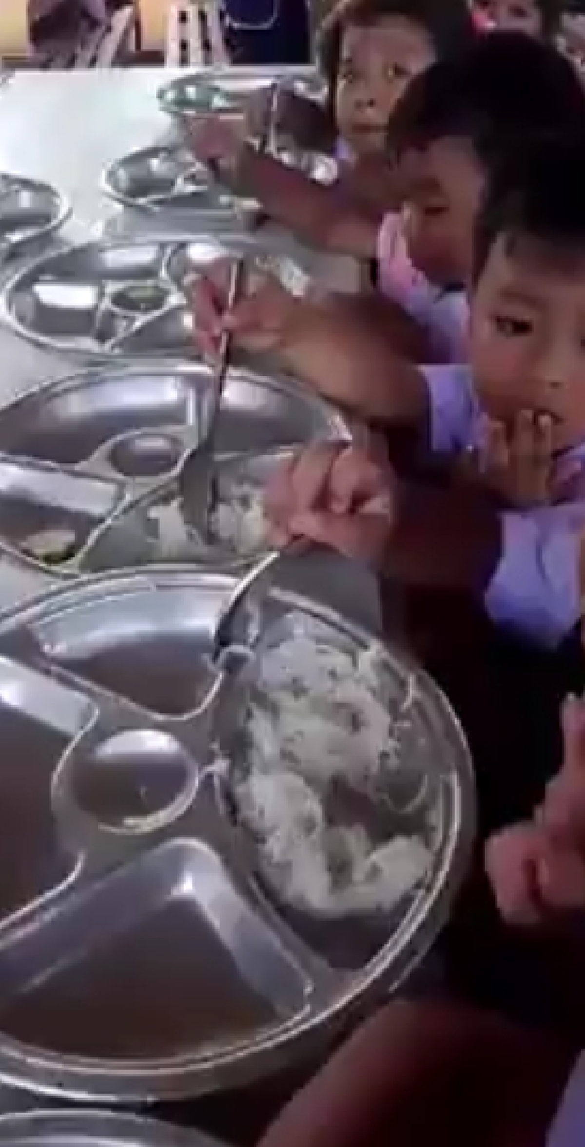 โกงกระทั่งอาหารเด็ก? เสื่อมสุดๆ อาหารกลางวันโรงเรียน ปล่อยเด็กกิน "ขนมจีนคลุกน้ำปลา" กับแตงกวา 1ชิ้น! ชาวบ้านลุกฮือ ไล่ผอ.รร.? (ชมคลิป)