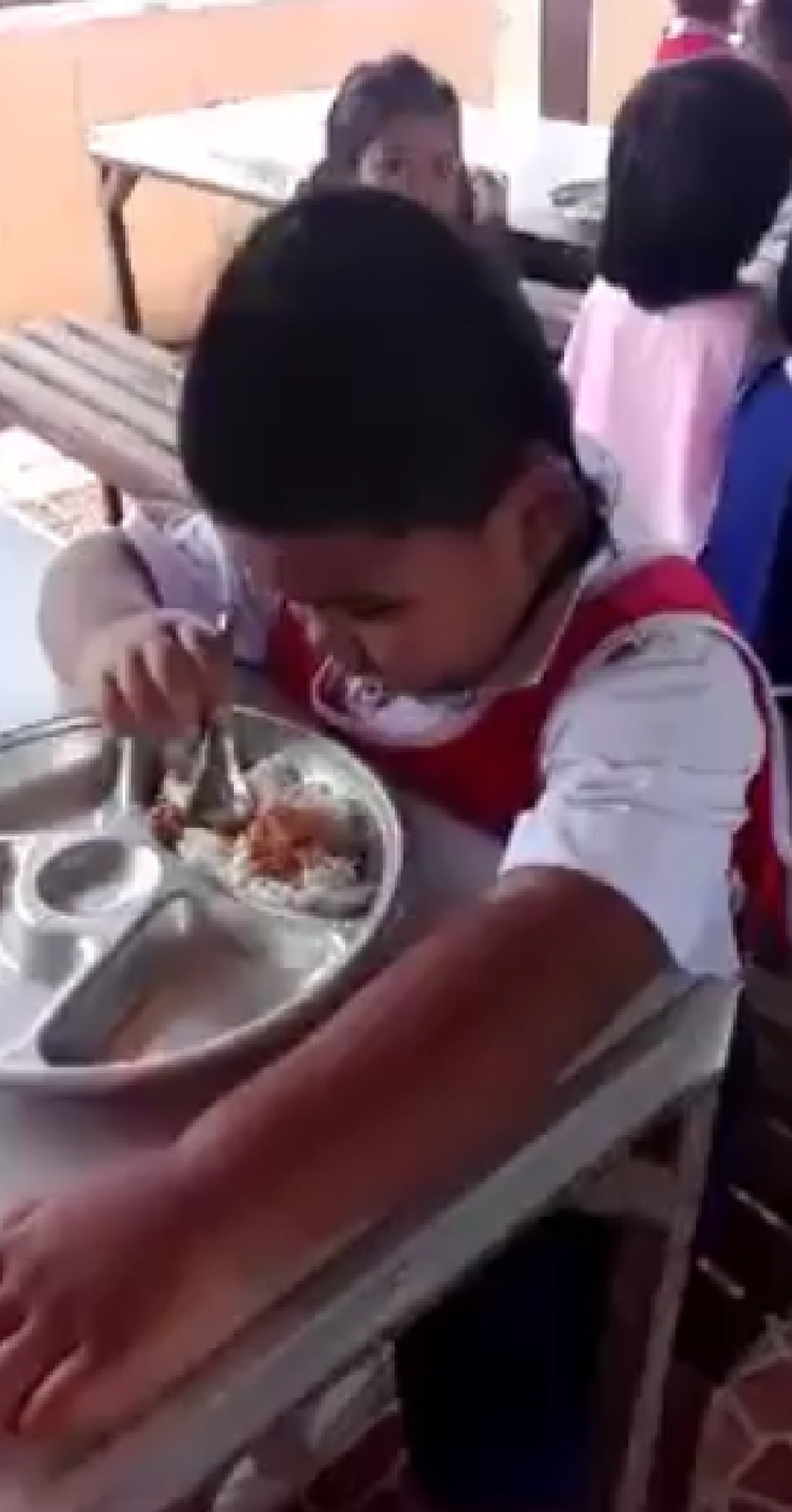 โกงกระทั่งอาหารเด็ก? เสื่อมสุดๆ อาหารกลางวันโรงเรียน ปล่อยเด็กกิน "ขนมจีนคลุกน้ำปลา" กับแตงกวา 1ชิ้น! ชาวบ้านลุกฮือ ไล่ผอ.รร.? (ชมคลิป)