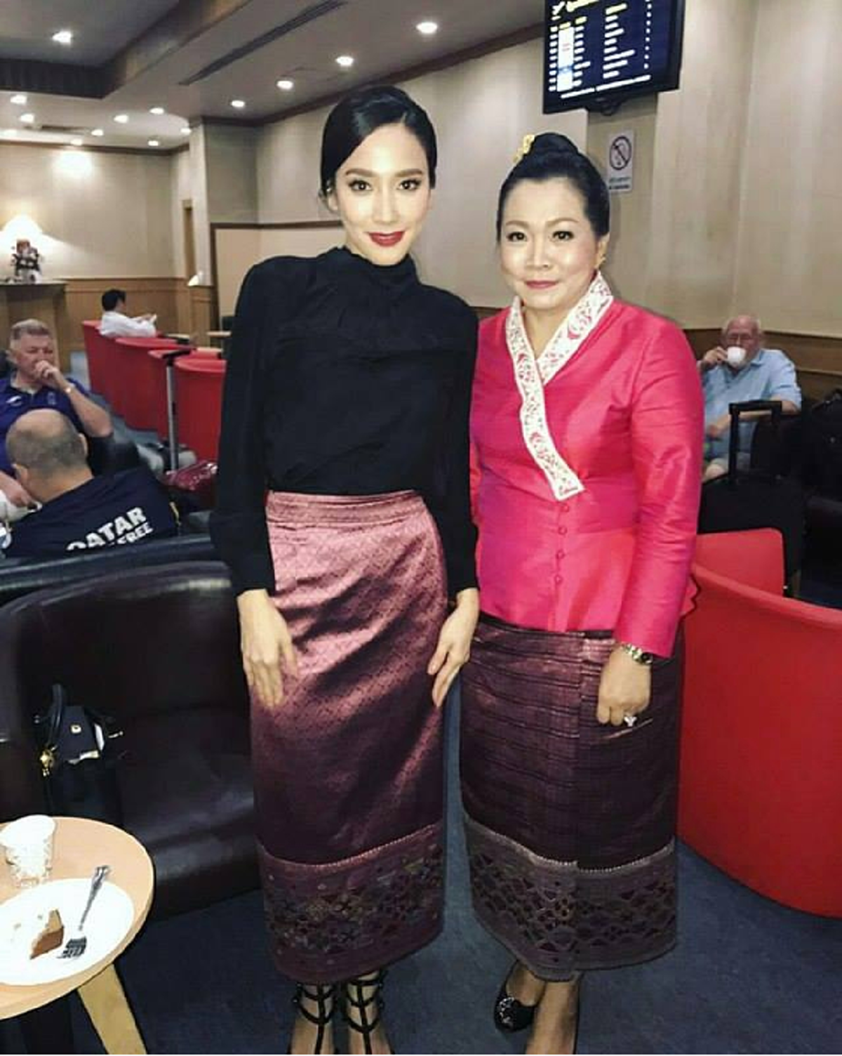 แตกฮือกันทั้งสนามบิน !! "สาวนุ่งผ้าซิ่น" สวยอย่างกับนางฟ้า เดินลงมาจากเครื่อง พอเห็นหน้าชัดๆ ที่แท้เธอคือ..ซูปตาร์ระดับประเทศ !! (ชมภาพ)