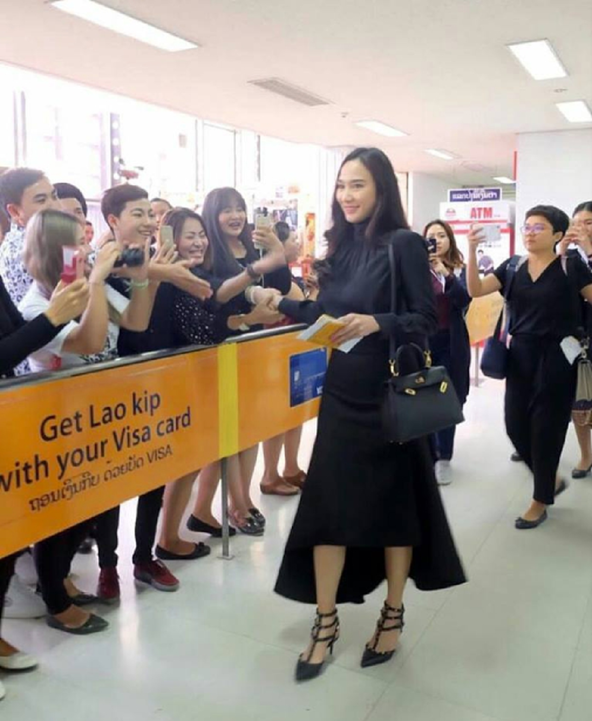 แตกฮือกันทั้งสนามบิน !! "สาวนุ่งผ้าซิ่น" สวยอย่างกับนางฟ้า เดินลงมาจากเครื่อง พอเห็นหน้าชัดๆ ที่แท้เธอคือ..ซูปตาร์ระดับประเทศ !! (ชมภาพ)