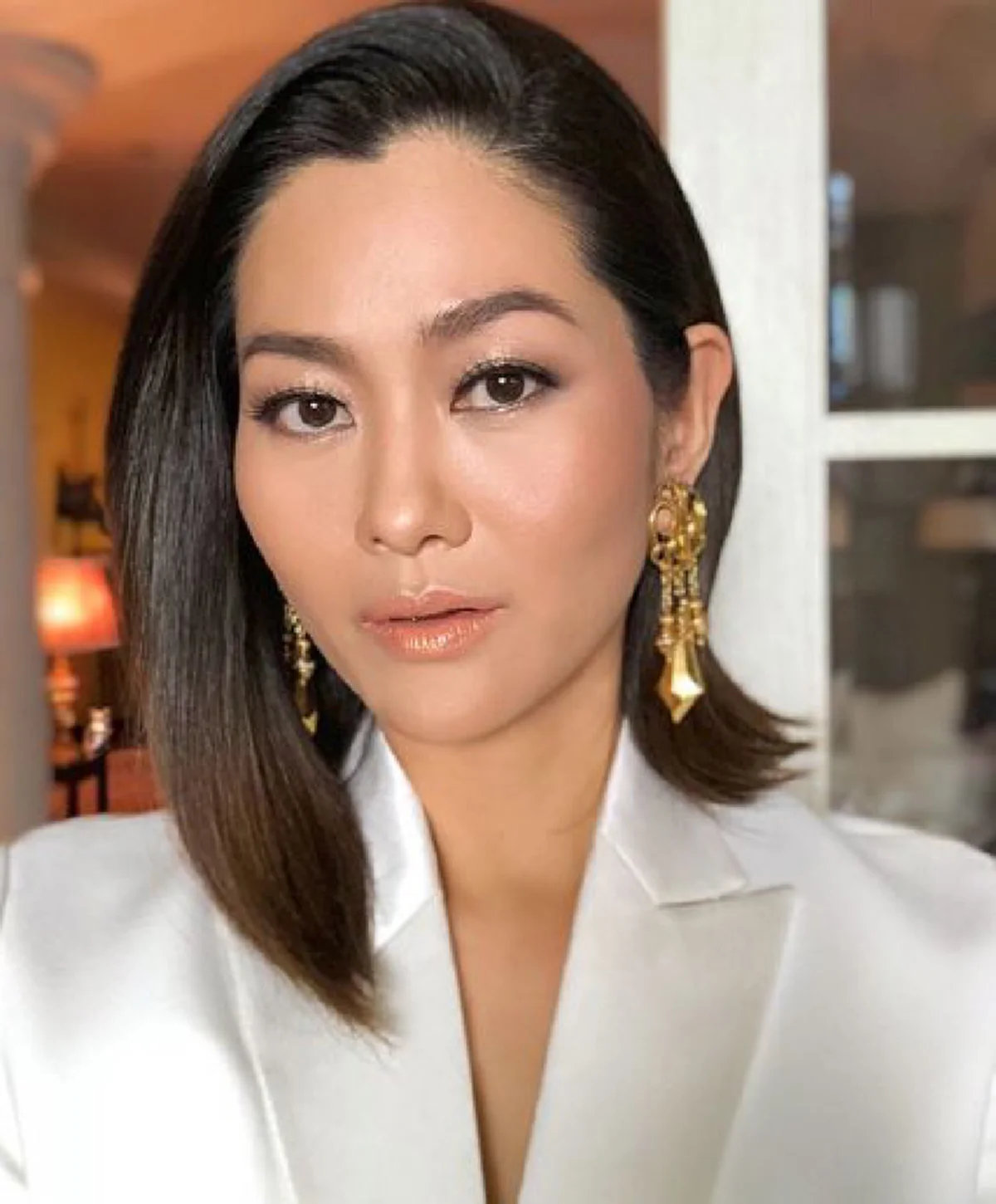 ฮือฮากันทั้งรถเมล์ !! "สาวสวย"แต่งตัวดูแพง นั่งไขว่ห้างบนรถเชิ่ดๆ พอซูมดูใกล้ๆ แทบผงะ ที่แท้เธอคือดาราชื่อดังระดับประเทศ !! (ชมภาพ)