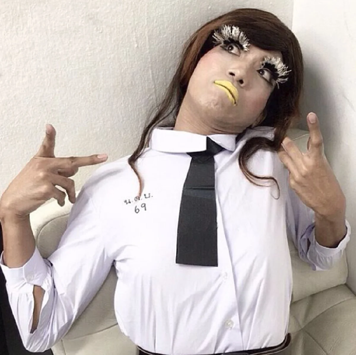 คนธรรมดาโลกไม่จำ!!! เมื่อ "มาดามมด" โชว์วิธีป้องกันสุนัขกัดสุดแปลก! กลับได้ผลจนเจ้าตูบไม่กล้าเข้าใกล้สักตัว ทำชาวเน็ตฮาลั่น!!! (มีคลิป)