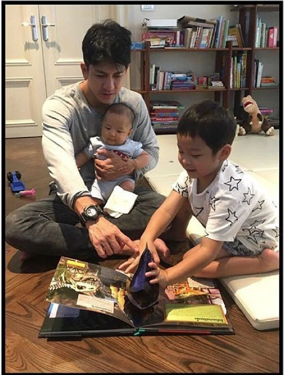 เปิดภาพ! "ติ๊ก เจษฎาภรณ์" ในวัยเด็ก! ไม่แปลกใจว่าทำไม โตมาถึงเป็น "พระเอกเบอร์1ของประเทศ"!! (ชมภาพ)