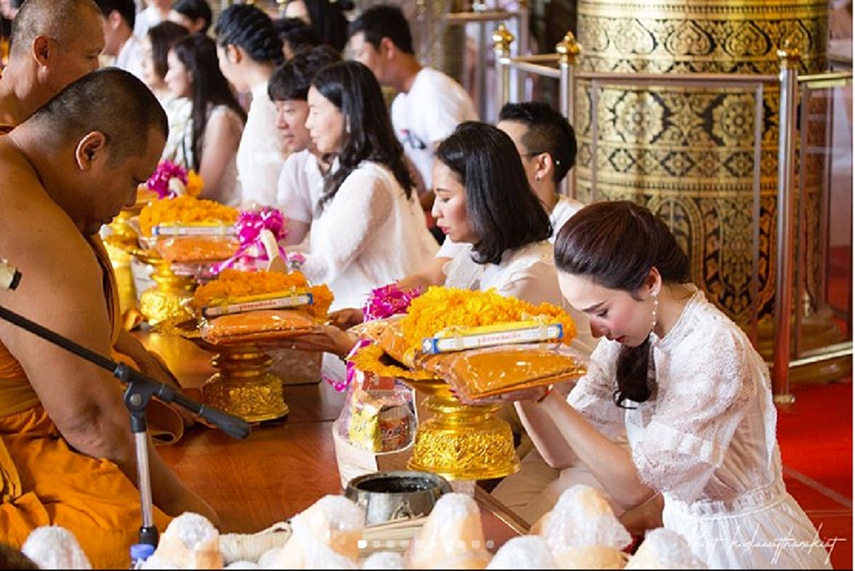 นางฟ้ามาโปรดชัดๆ!!! เมื่อ "นางเอกชื่อดัง" ควงเพื่อนทั้งวงการ ทำบุญครั้งใหญ่ในชีวิต แจกทานกว่า 1,000 ชุด ให้ผู้ยากไร้!!? (ชมคลิป)