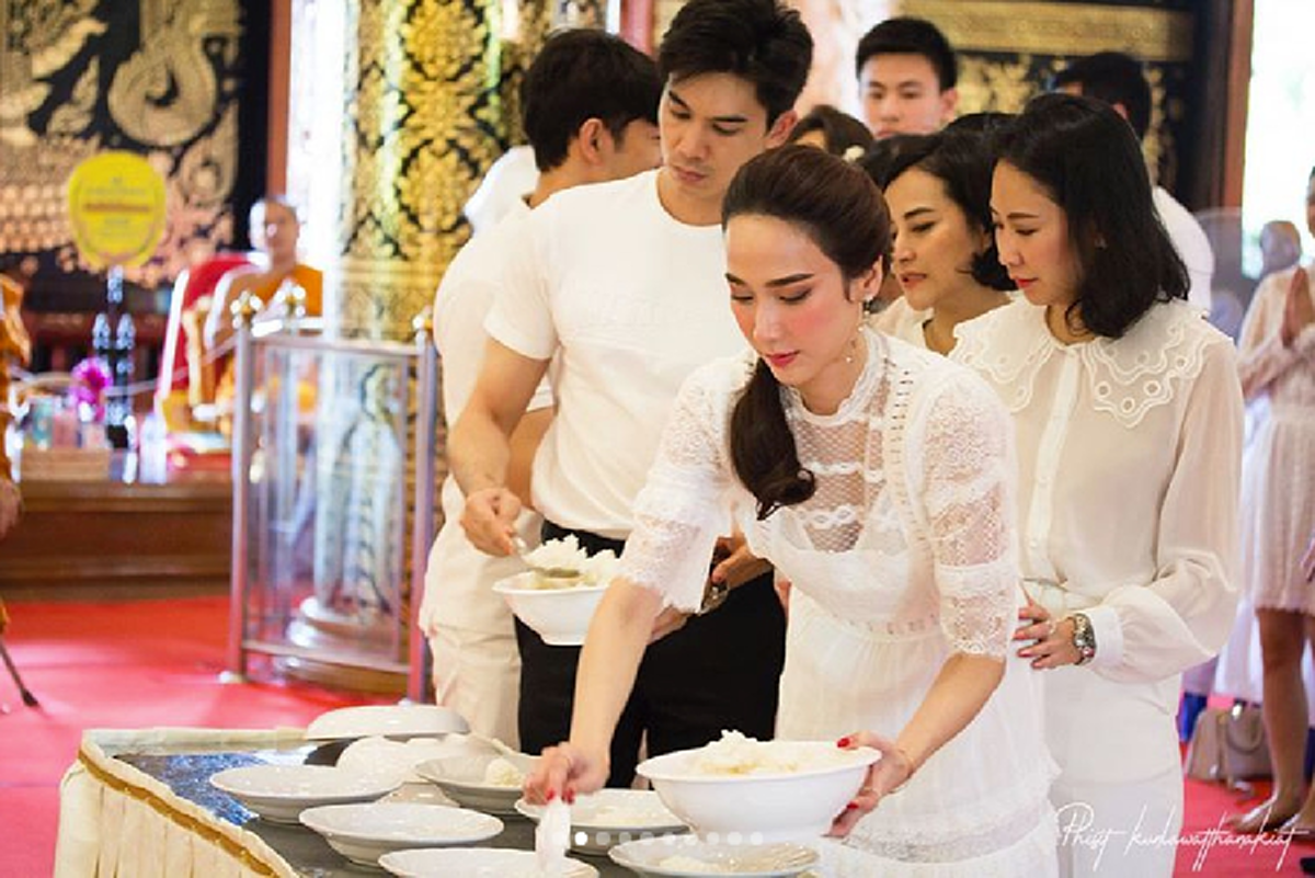 นางฟ้ามาโปรดชัดๆ!!! เมื่อ "นางเอกชื่อดัง" ควงเพื่อนทั้งวงการ ทำบุญครั้งใหญ่ในชีวิต แจกทานกว่า 1,000 ชุด ให้ผู้ยากไร้!!? (ชมคลิป)