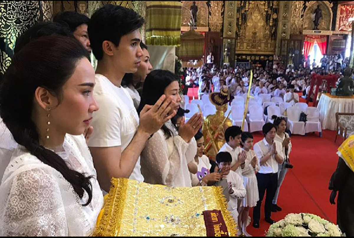 นางฟ้ามาโปรดชัดๆ!!! เมื่อ "นางเอกชื่อดัง" ควงเพื่อนทั้งวงการ ทำบุญครั้งใหญ่ในชีวิต แจกทานกว่า 1,000 ชุด ให้ผู้ยากไร้!!? (ชมคลิป)