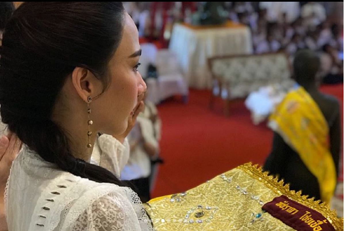 นางฟ้ามาโปรดชัดๆ!!! เมื่อ "นางเอกชื่อดัง" ควงเพื่อนทั้งวงการ ทำบุญครั้งใหญ่ในชีวิต แจกทานกว่า 1,000 ชุด ให้ผู้ยากไร้!!? (ชมคลิป)