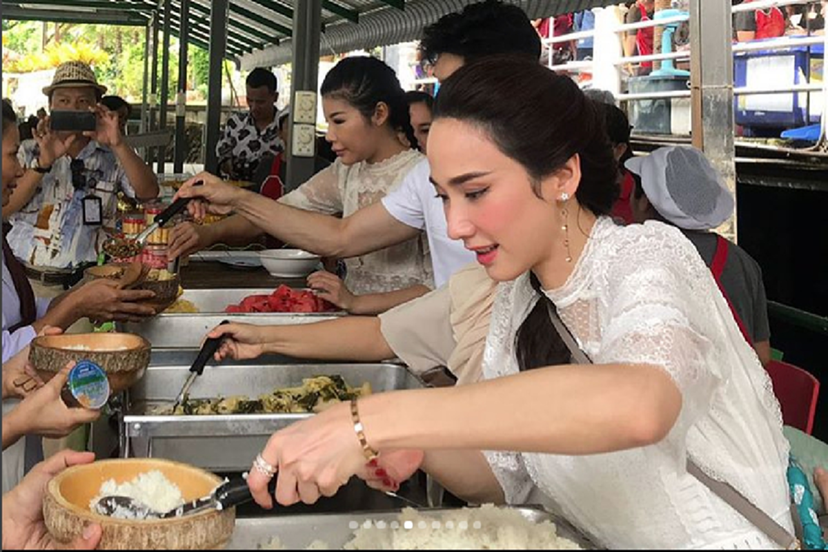 นางฟ้ามาโปรดชัดๆ!!! เมื่อ "นางเอกชื่อดัง" ควงเพื่อนทั้งวงการ ทำบุญครั้งใหญ่ในชีวิต แจกทานกว่า 1,000 ชุด ให้ผู้ยากไร้!!? (ชมคลิป)