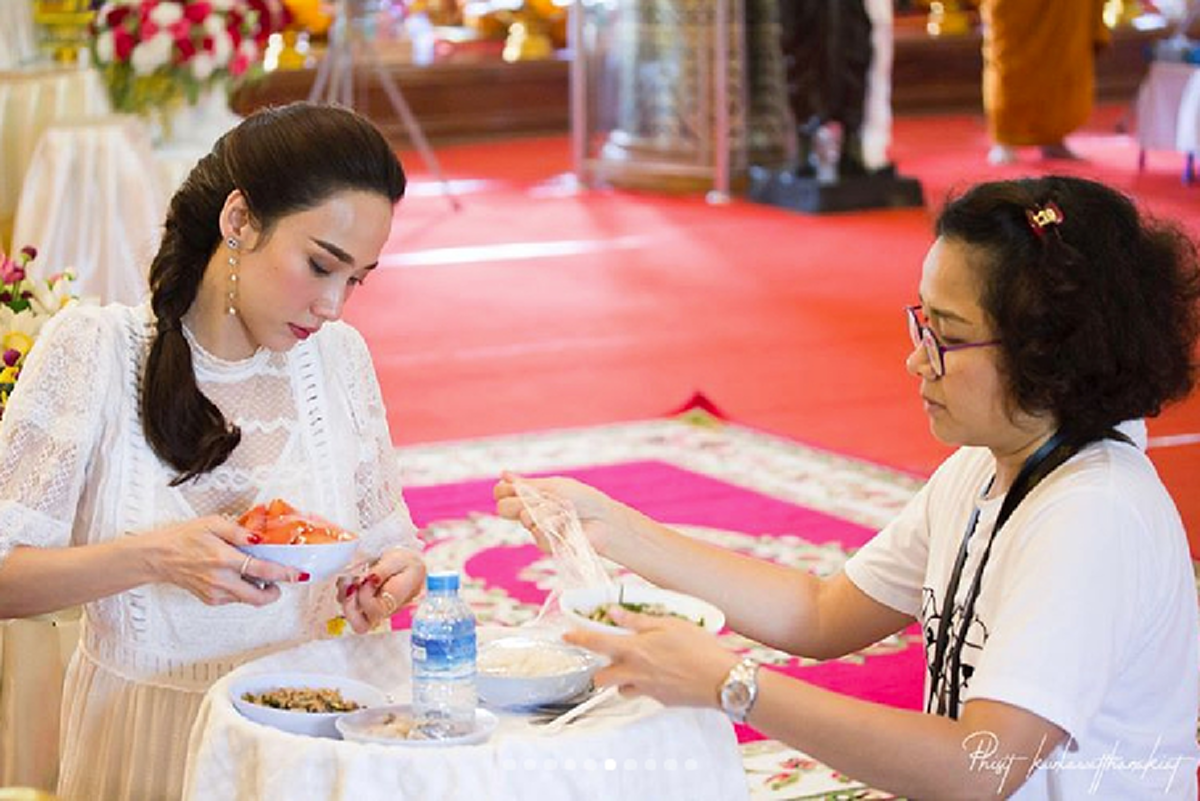 นางฟ้ามาโปรดชัดๆ!!! เมื่อ "นางเอกชื่อดัง" ควงเพื่อนทั้งวงการ ทำบุญครั้งใหญ่ในชีวิต แจกทานกว่า 1,000 ชุด ให้ผู้ยากไร้!!? (ชมคลิป)