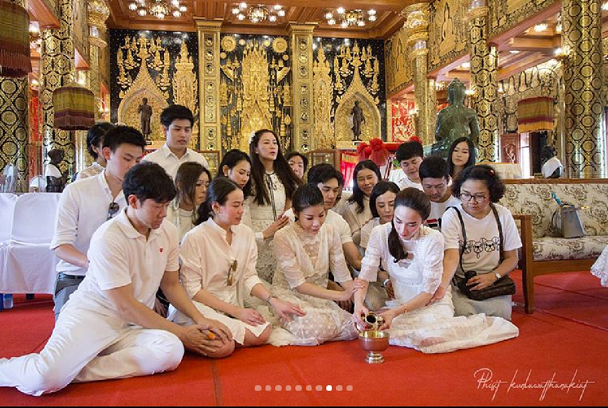 นางฟ้ามาโปรดชัดๆ!!! เมื่อ "นางเอกชื่อดัง" ควงเพื่อนทั้งวงการ ทำบุญครั้งใหญ่ในชีวิต แจกทานกว่า 1,000 ชุด ให้ผู้ยากไร้!!? (ชมคลิป)