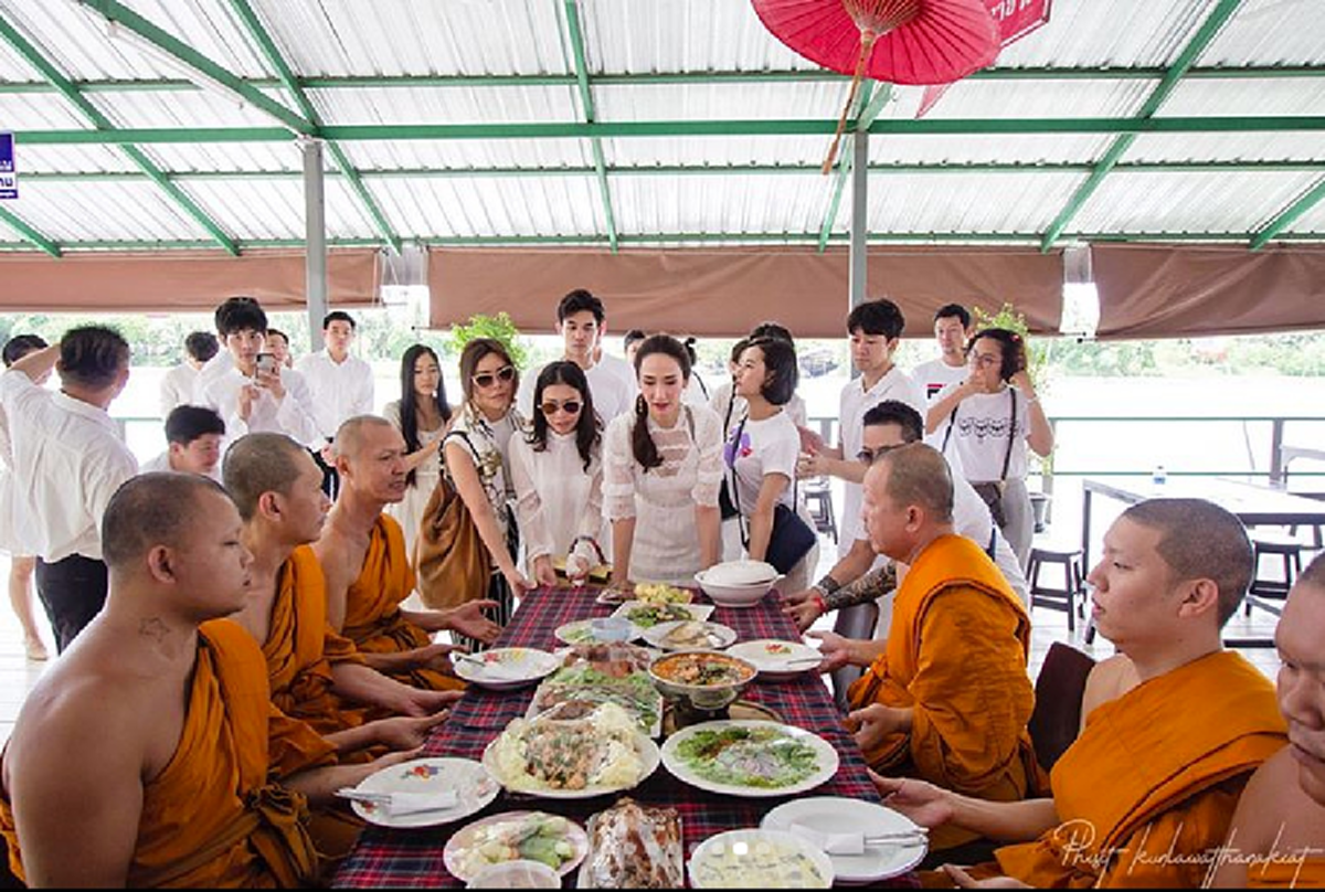 นางฟ้ามาโปรดชัดๆ!!! เมื่อ "นางเอกชื่อดัง" ควงเพื่อนทั้งวงการ ทำบุญครั้งใหญ่ในชีวิต แจกทานกว่า 1,000 ชุด ให้ผู้ยากไร้!!? (ชมคลิป)