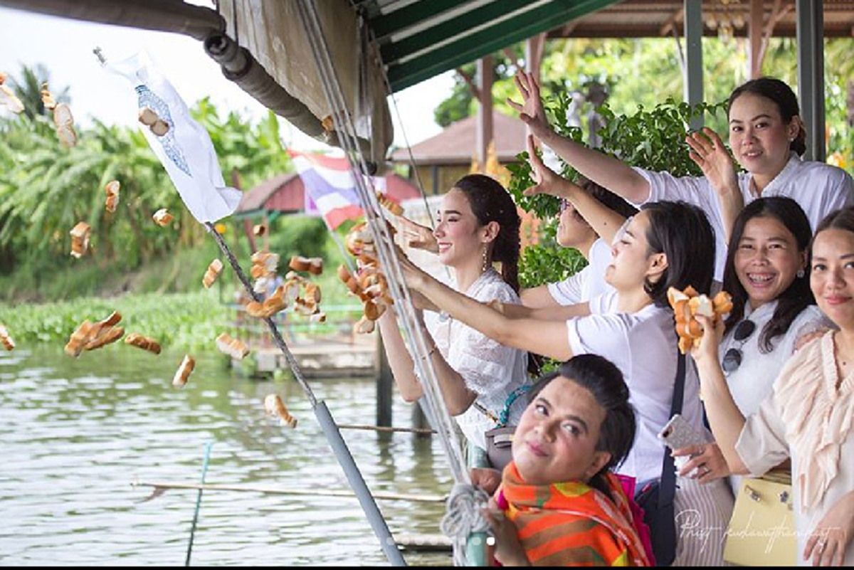 นางฟ้ามาโปรดชัดๆ!!! เมื่อ "นางเอกชื่อดัง" ควงเพื่อนทั้งวงการ ทำบุญครั้งใหญ่ในชีวิต แจกทานกว่า 1,000 ชุด ให้ผู้ยากไร้!!? (ชมคลิป)