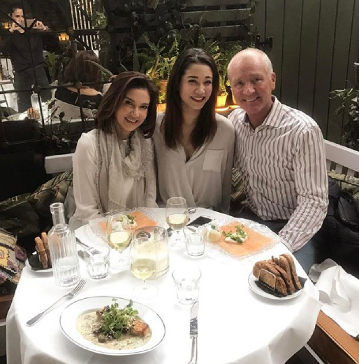 *ดูกันให้ชัด!!! เปิดโฉมหน้า "อดีตสามี" และ "สามีปัจจุบัน" ดาราดังรุ่นใหญ่ "แอน สิเรียม" !!! (ชมคลิป)