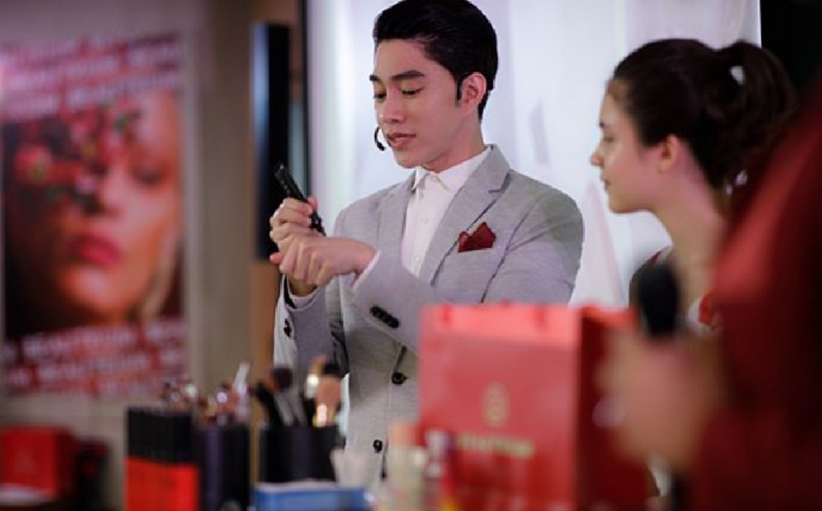 *เปิดชีวิตสุดทึ่ง!!! “เมคอัพชื่อดัง” จากช่างแต่งหน้าราคา 700 สู่ช่างแต่งหน้า "ร้อยล้าน" ที่ขนาดซุปตาร์ "อั้ม-พัชราภา" ยังต้องต่อคิวแต่ง!!!