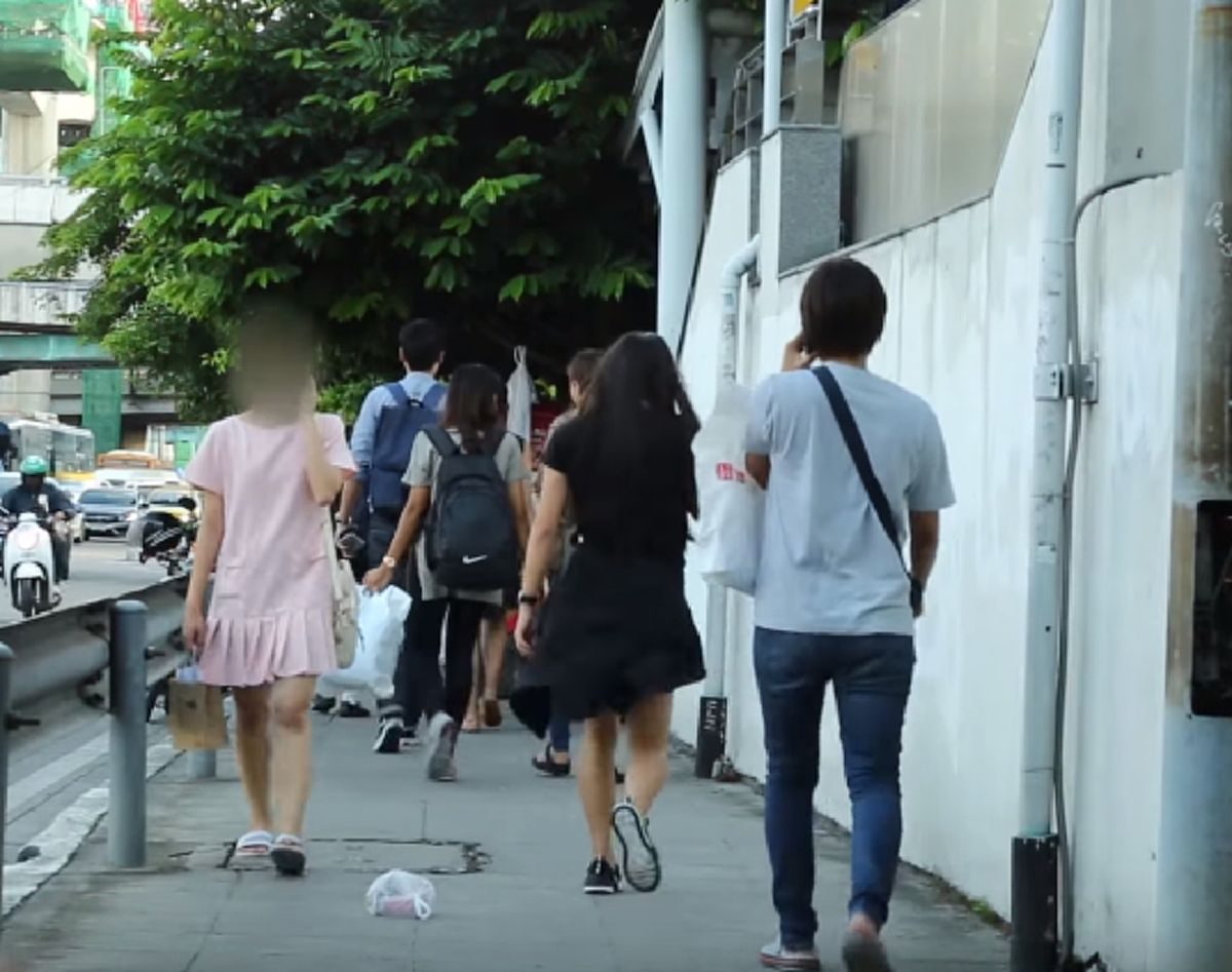 มาตรฐานสังคมไทย!!! แห่แชร์ว่อน? คลิปทดสอบคนไทย เมื่อมีคนทิ้งขยะต่อหน้าต่อตา บอกเลยมีอึ้ง เป็นคุณจะทำอย่างไร?!! (ชมคลิป)