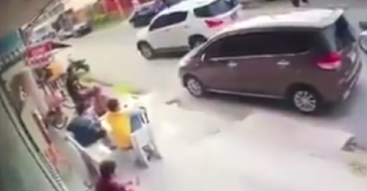 ช็อกคากล้อง!! วงจรปิดจับภาพวินาที ลั่นไกสังหาร! "มิก แฝดนรก" แก๊งค้ายารายใหญ่!? (ชมคลิป)