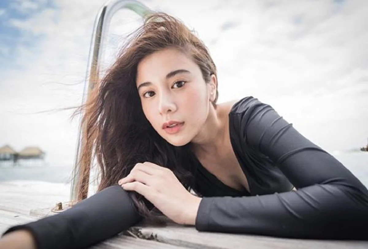 ***นานๆทีจะได้เห็น !!! "เก้า สุภัสสรา" โชว์ความเซ็กซี่สุดแซบ ในชุดวันพีชเว้าขาลึก งานนี้ทำเอาทั้งเกาะมัลดีฟร้อนเป็นไฟ !?