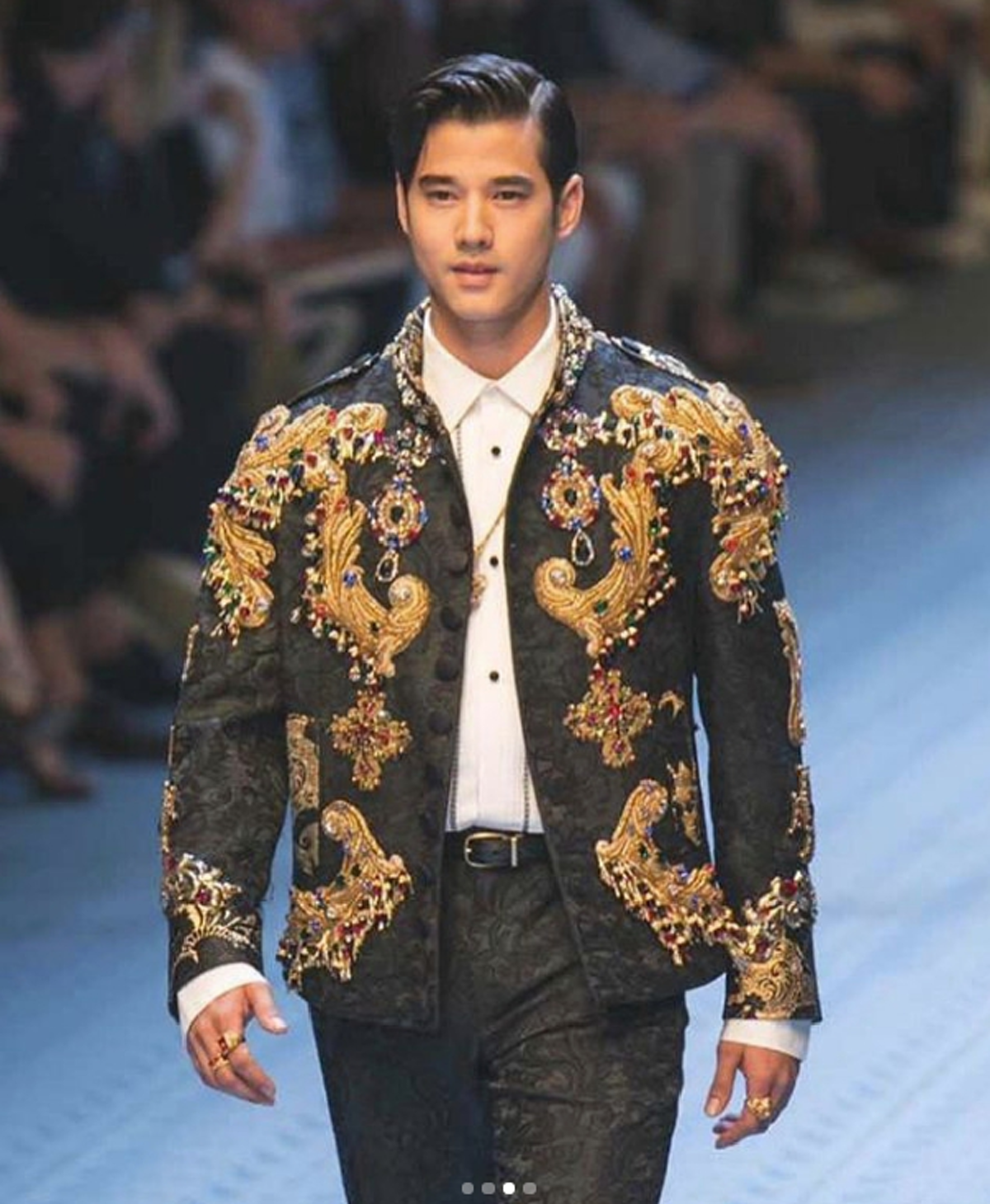 สะเทือนไปทั้งรันเวย์!!! "พระเอกหนุ่มชื่อดัง" เพียงคนเดียวของไทย โผล่เดินแบบบนเวทีระดับโลก ทำเอาทุกสื่อต่างจับจ้องแทบไม่ละสายตา!! (ชมคลิป)