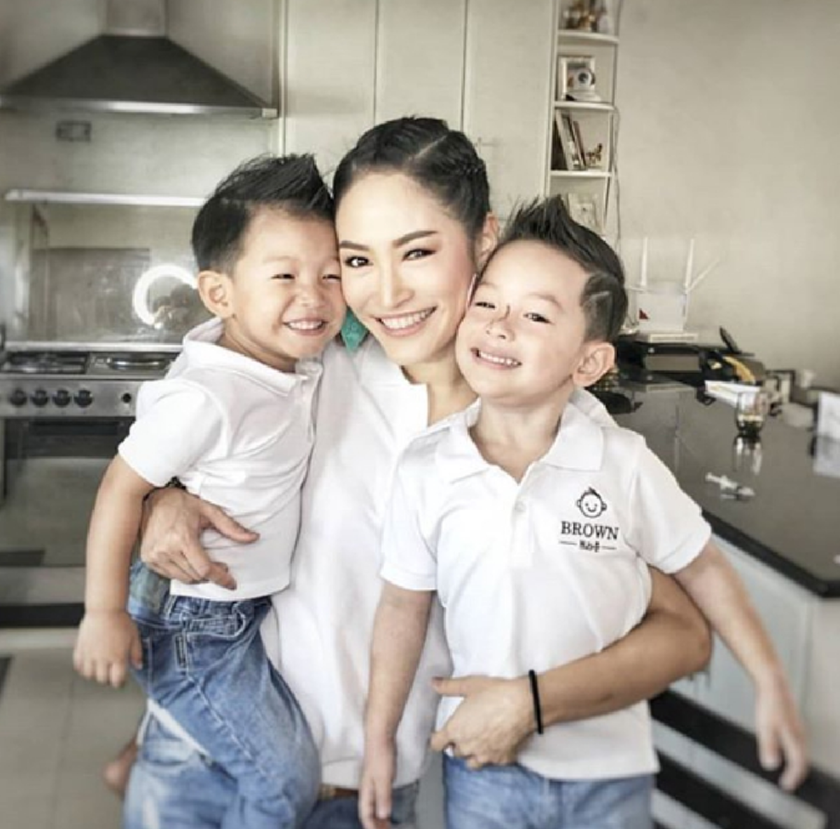 *ฝ่ามรสุมสุดสตรอง!!! อดีตภรรยา "ปีเตอร์ คอร์ป" เปิดใจชีวิต "แม่เลี้ยงเดี่ยว" เพราะ"ลูก" คือทุกสิ่ง ส่วน "สามี" ย้ำชัดกำจัดได้!!! (ชมคลิป)