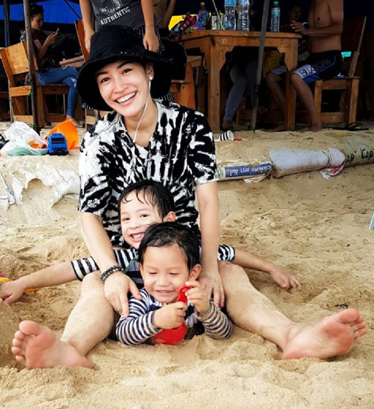 *ฝ่ามรสุมสุดสตรอง!!! อดีตภรรยา "ปีเตอร์ คอร์ป" เปิดใจชีวิต "แม่เลี้ยงเดี่ยว" เพราะ"ลูก" คือทุกสิ่ง ส่วน "สามี" ย้ำชัดกำจัดได้!!! (ชมคลิป)