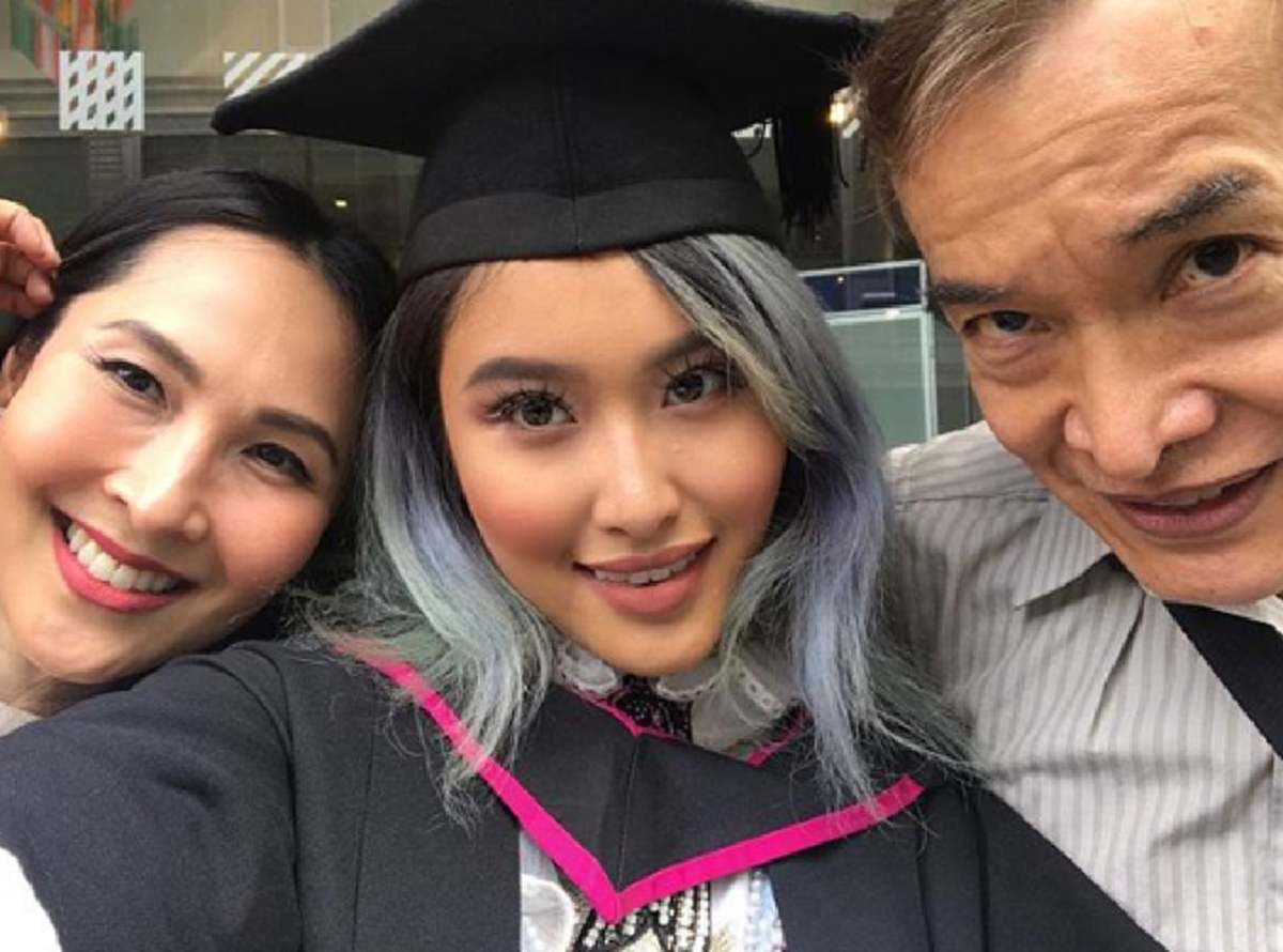 *แม่เจ้าโว๊ย...!!! เผยโฉมหน้า "ลูกสาว" อดีตนางเอกชื่อดังแห่งยุค ที่ล่าสุดแซ่บสะเทือนวงการแฟชั่น บอกเลยต่างจาก "แม่" มาก!!! (ชมคลิป)