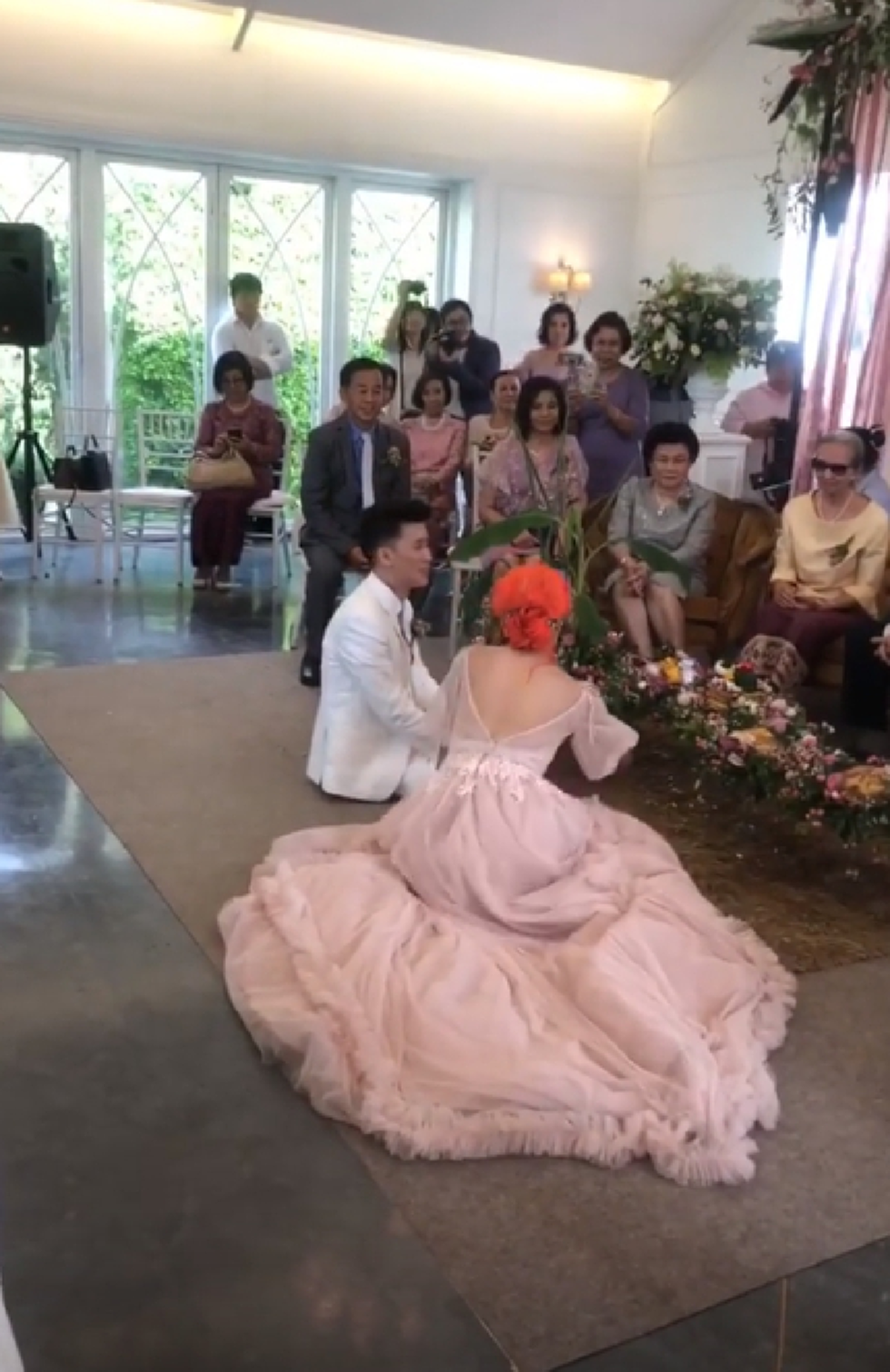 *แฟนคลับช็อก!!! "นักร้องสาวชื่อดัง" ย่องเข้าพิธีแต่งงานฟ้าแล่บ "แฟนหนุ่ม" ในวงการ คนบันเทิงแห่ร่วมงานเพียบ!!! (ชมคลิป)