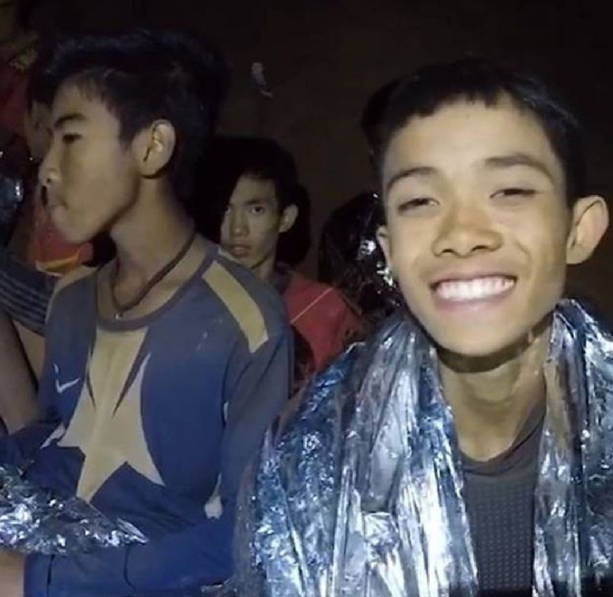 *ไม่ธรรมดา!!! "ผ้าห่มฟรอยด์" ที่ "หมอภาคย์"และหน่วยซีล นำไปช่วยเหลือ "ทีมหมูป่า" 13 ชีวิต #ถ้ำหลวง ดูบางแต่คุณสมบัติดีมาก!!! (ชมคลิป)