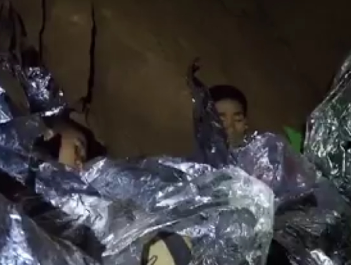 คลายข้อสงสัย!! ผ้าห่มที่ "ทีมหมูป่า" ใช้ห่มกันหนาวในถ้ำ? เป็นเทคโนโลยีสุดล้ำจาก "nasa" (รายละเอียด)