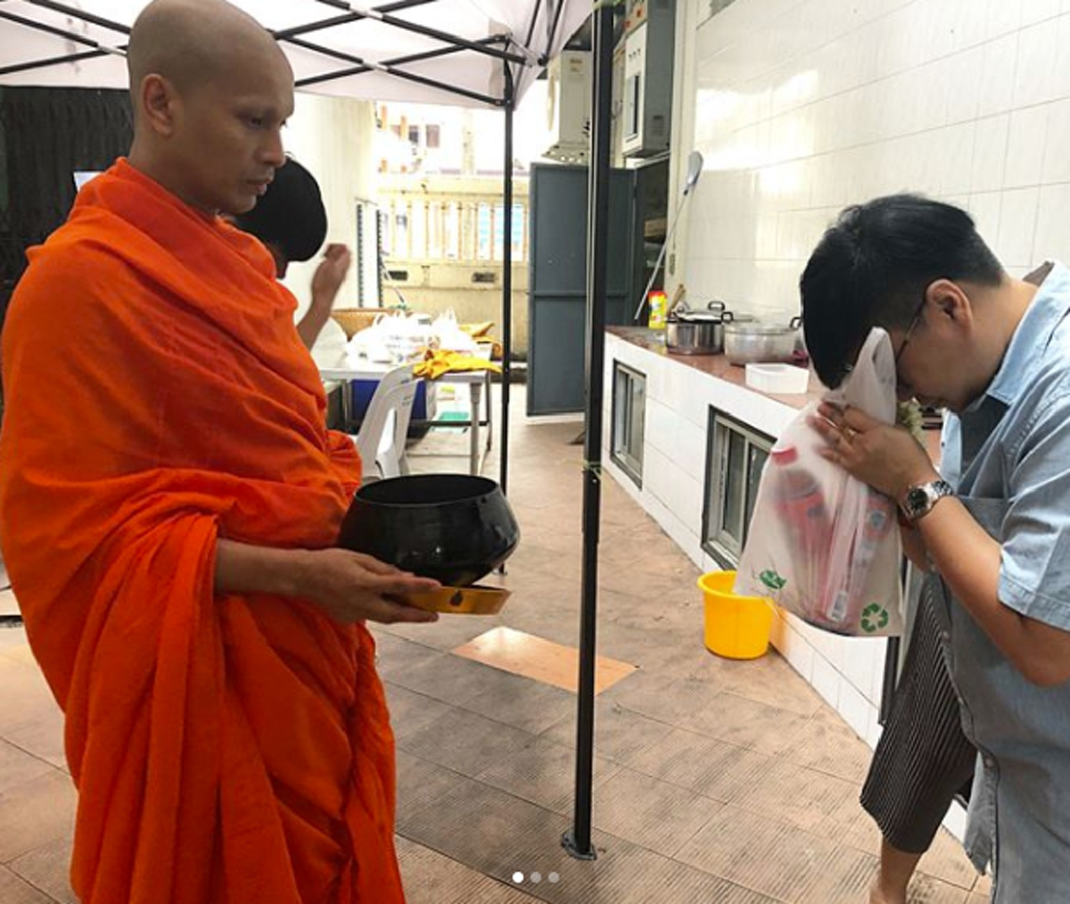 มิติใหม่ !! ของการโปรยทาน "พระอนุชิโต" โชว์สกิลการโปรยทานที่ไม่เหมือนใคร !! (ชมคลิป)