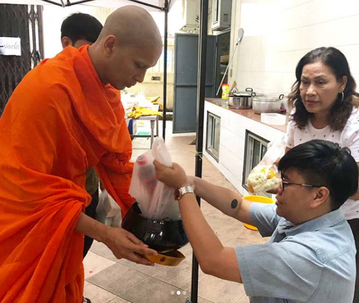 มิติใหม่ !! ของการโปรยทาน "พระอนุชิโต" โชว์สกิลการโปรยทานที่ไม่เหมือนใคร !! (ชมคลิป)