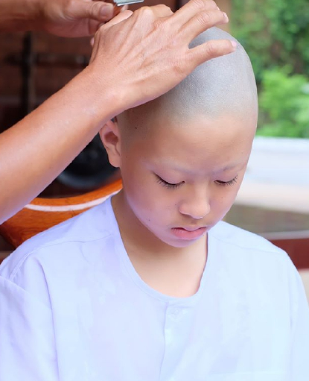 ค่อยๆใช้ใบมีดโกนผมลูกชายสู่ขวัญ