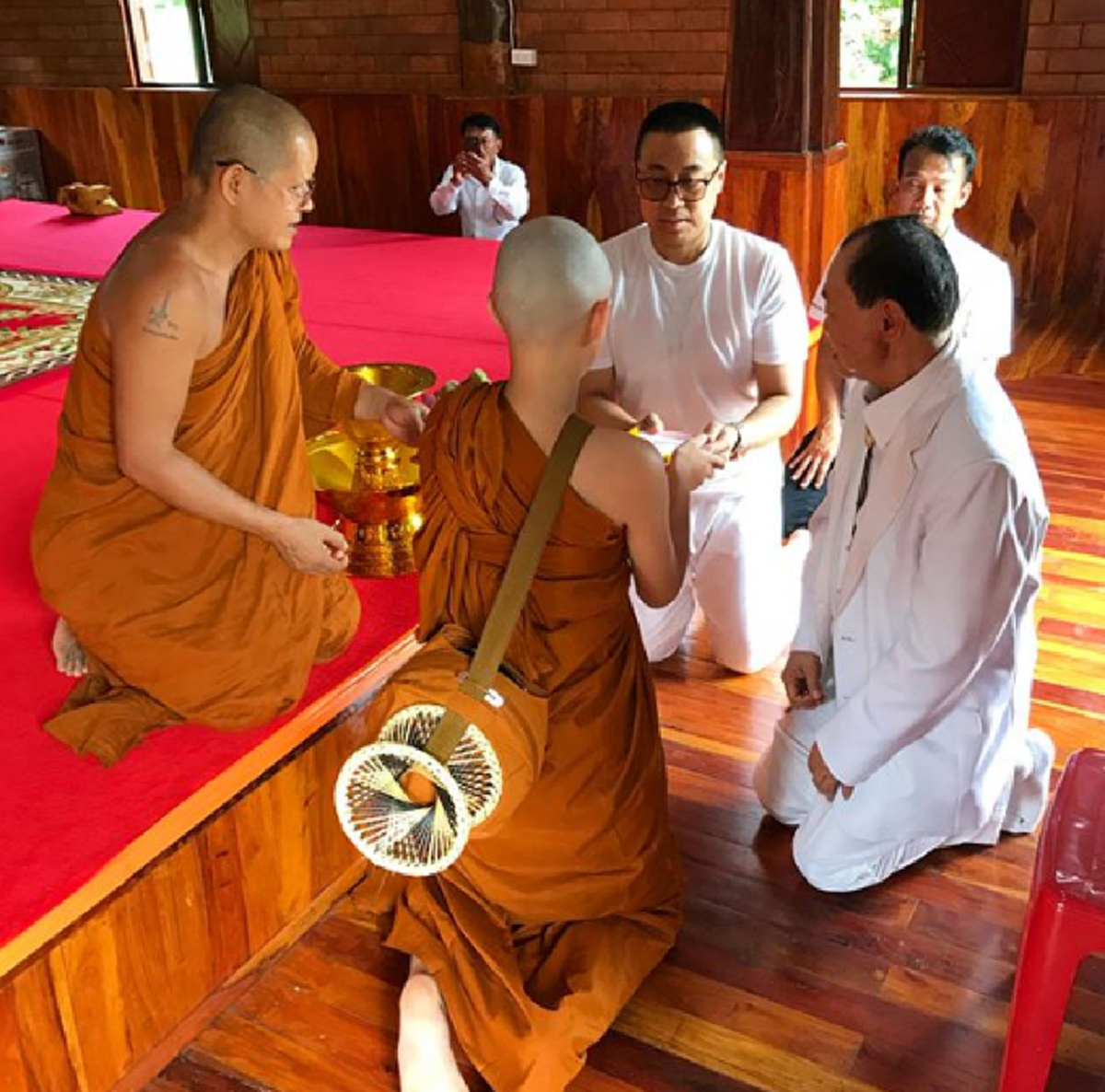 ลูกชายสู่ขวัญสะพายบาตร